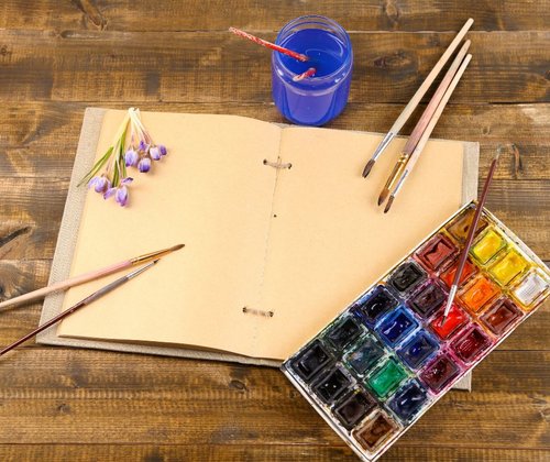 Skizzenbuch, Pinsel und Farbpalette