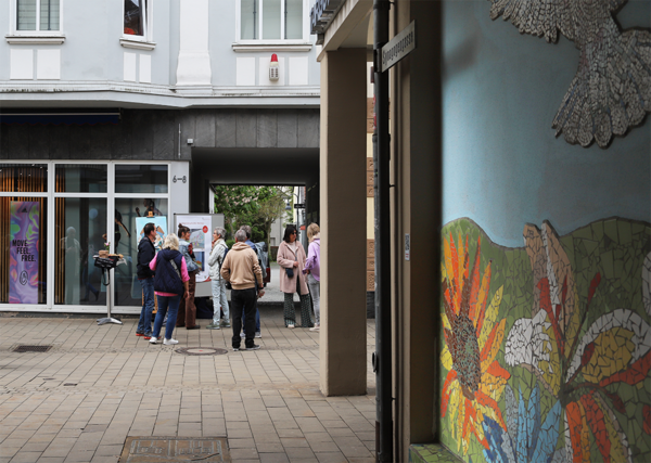 Durchgang Synagogengasse an der Bechemer Straße und Gruppe von Menschen vor dem Durchgang zum Am Alten Steinhaus