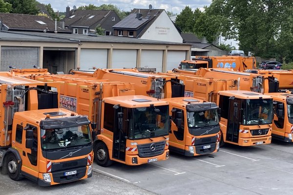 Mehrere Müllwagen stehen geparkt am Betriebshof