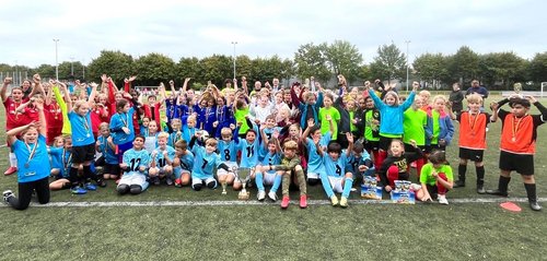 Gruppenfoto mit Jungen und Mädchen