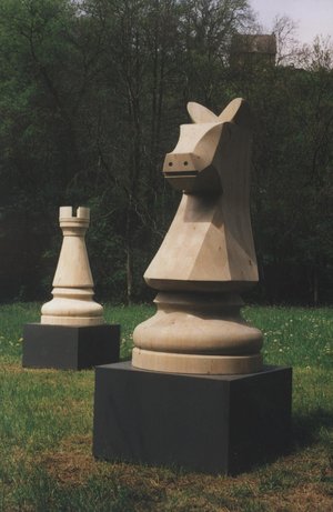 Schachfigurskulpturen aus Holz von Timm Ulrichs