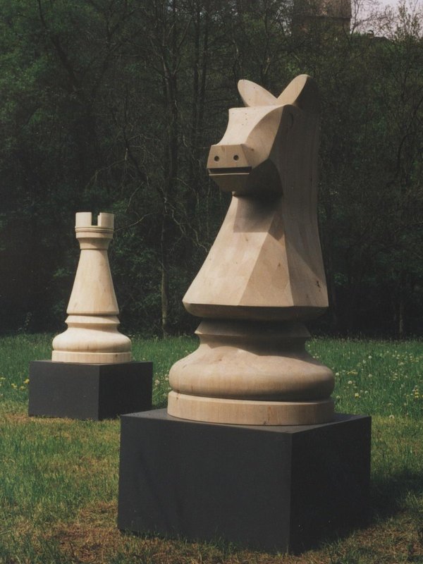Schachfigurskulpturen aus Holz von Timm Ulrichs