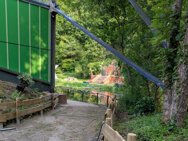 Blick auf Bühne, umgeben von Grün 