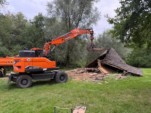 Bagger bei Abrissarbeiten 