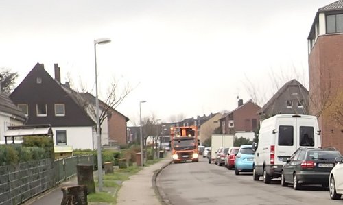 Ansicht einer Straße mit Müllwagen 