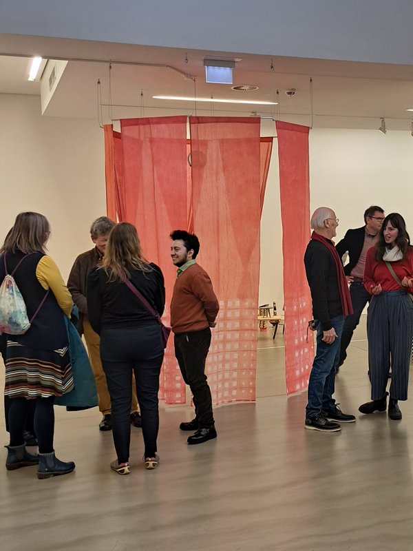 Finissage der Ausstellung "Caraol Pilars de Pilar. Along the Voices"; Besucher in der Ausstellung; zum Menüpunkt "Veranstaltungen"
