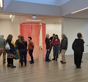 Finissage der Ausstellung "Caraol Pilars de Pilar. Along the Voices"; Besucher in der Ausstellung; zum Menüpunkt "Veranstaltungen"