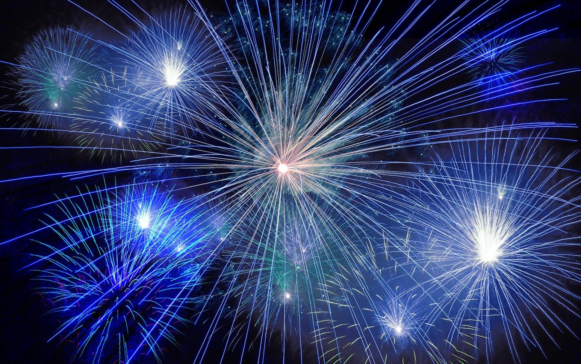 Feuerwerk am dunklen Himmel