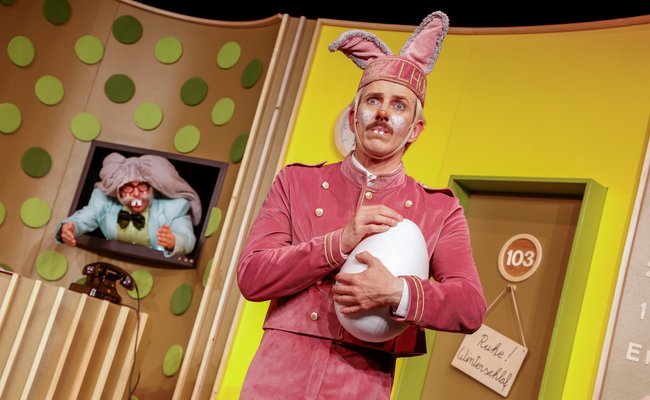 Zwei Schauspieler als Tiere verkleidet, auf einer Bühne