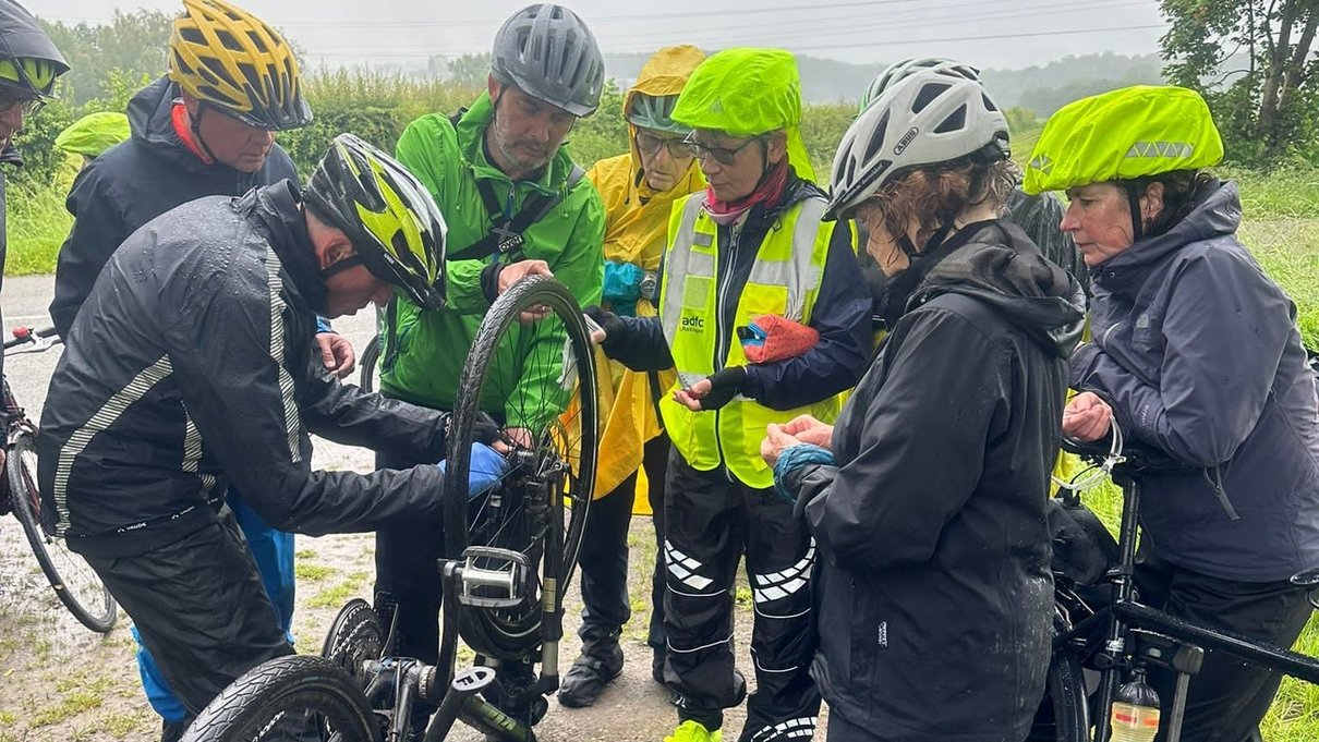 Radfahrer reparieren einen Reifen