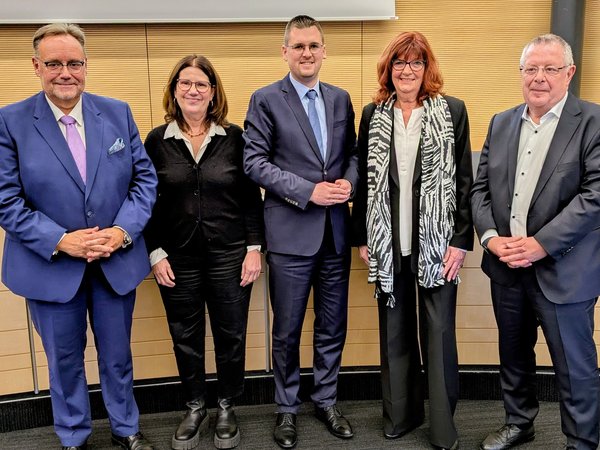 Gruppenfoto von fünf Personen 