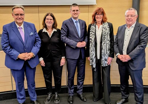 Gruppenfoto von fünf Personen 