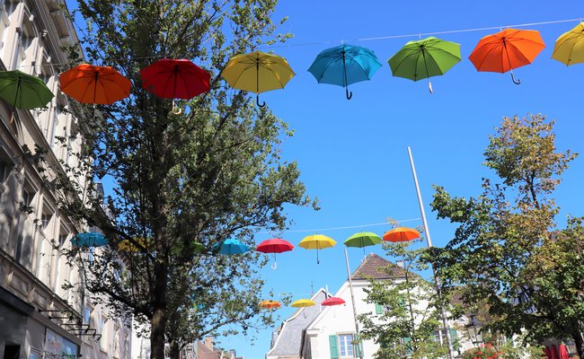 Bunte Schirme als Innenstadtdekoration für die Ratinger Tage der Nachhaltigkeit