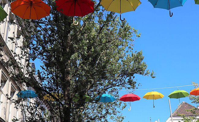 Bunte Schirme als Innenstadtdekoration für die Ratinger Tage der Nachhaltigkeit
