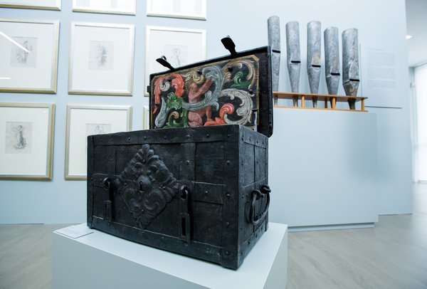 Schwarze Truhe, innen bunt bemalt