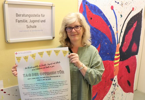 Frau hält ein Plakat in die Höhe