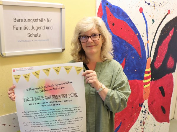 Frau hält ein Plakat in die Höhe