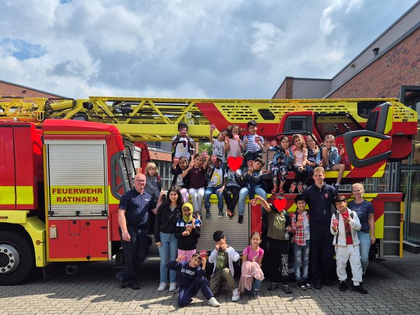 Kindergruppe vor einem Feuerwehrauto