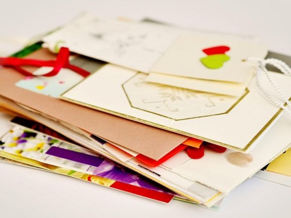 Mehrere Karten liegen übereinander 