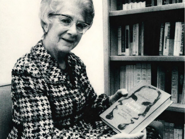 Ältere Dame mit Buch
