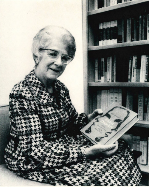 Ältere Dame mit Buch