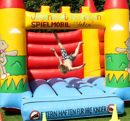Junge springt auf einer Hüpfburg