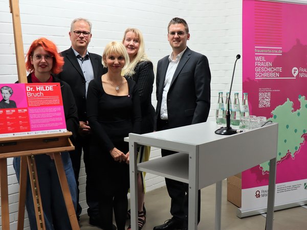 Gruppe von Menschen zwischen Info-Aufstellern