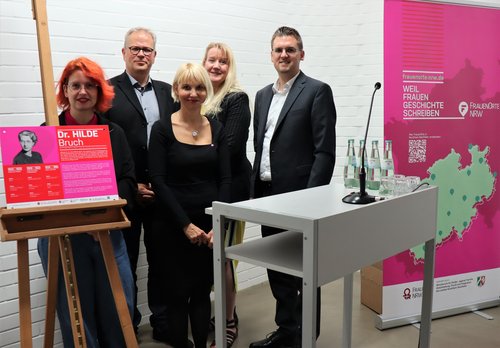 Gruppe von Menschen zwischen Info-Aufstellern