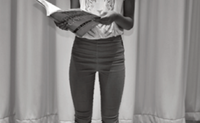 Kind mit Gesangsbuch