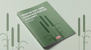 Grünes Heft mit Ähren - Nachhaltigkeitsbroschüre von Harry-Brot