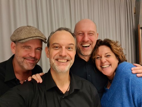 Frau und drei Männer