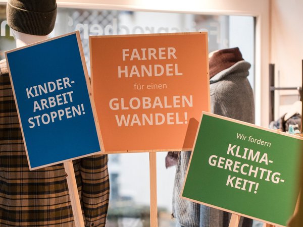 Drei Schilder in einem Laden