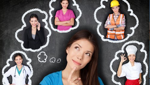 Über dem Kopf einer jungen Frau hängen mehrere Gedankenblasen, in denen sie in verschiedenen Berufskleidungen zu sehen ist