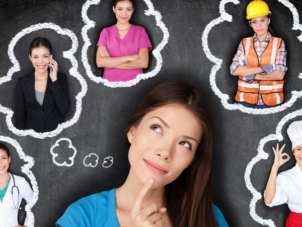 Über dem Kopf einer jungen Frau hängen mehrere Gedankenblasen, in denen sie in verschiedenen Berufskleidungen zu sehen ist