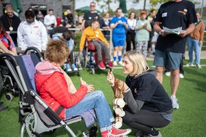 Medaille wird an Person in Rollstuhl überreicht beim DKV Mobility Community Day 2023