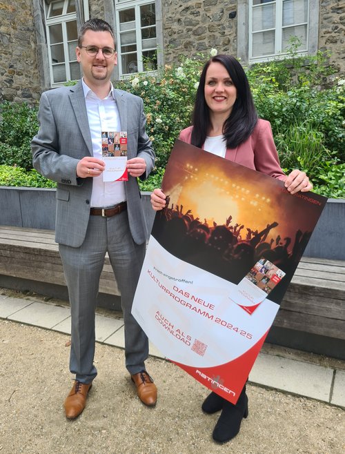 Frau und Mann mit Plakat