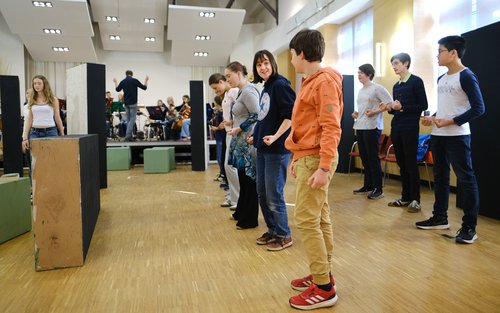 Probenszene mit mehreren jungen Leuten 
