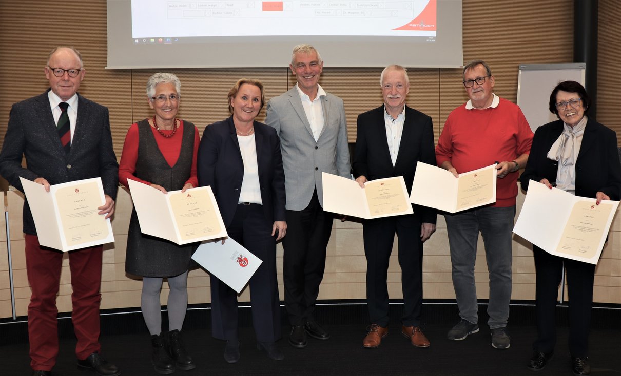 Gruppe von Menschen mit Urkunden in der Hand