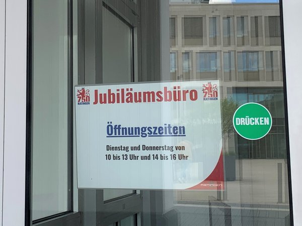 Türeingang mit Schild "Jubiläumsbüro"