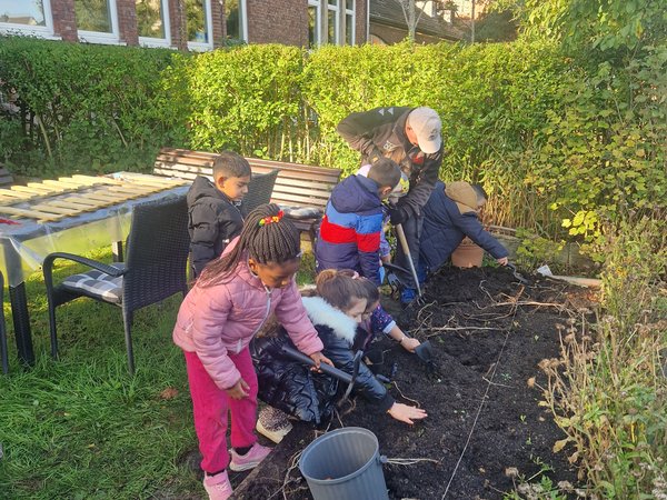 Kinder arbeiten an einem Beet 