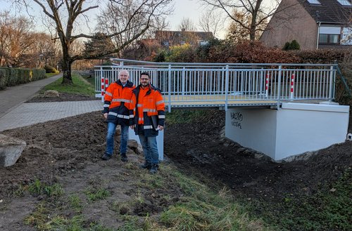 Zwei Männer an einer Brücke