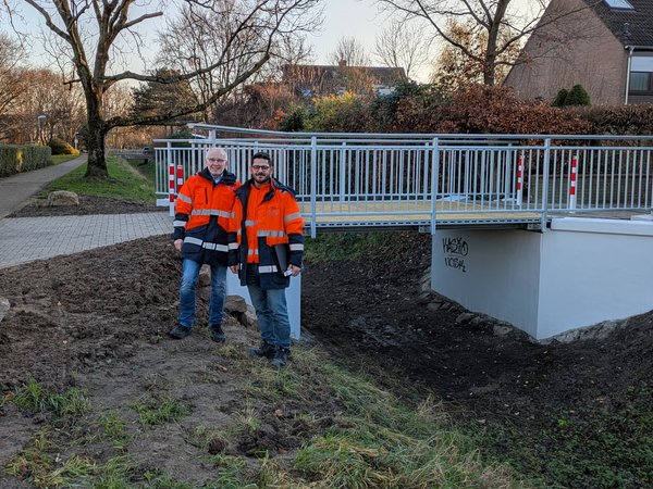 Zwei Männer an einer Brücke
