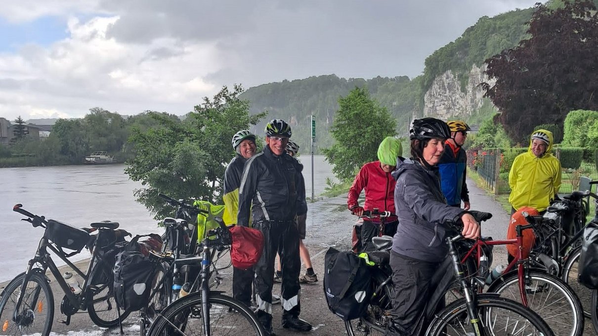 Radlergruppe steht unter Brücke
