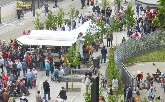 Menschen auf einem Stadtfest in der Innenstadt von Ratingen.