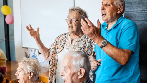 Mehrere Senioren singen