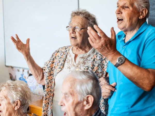 Mehrere Senioren singen