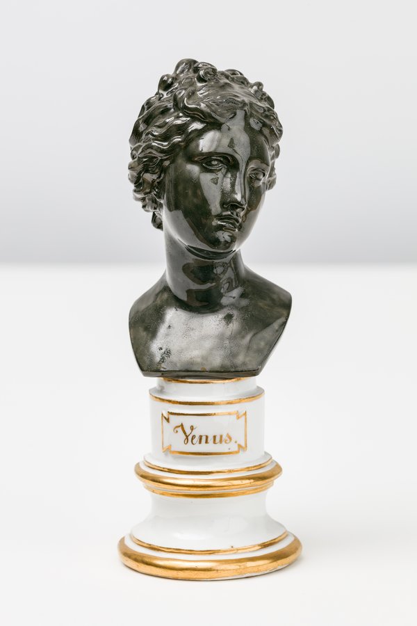 Porzellanfigur von Johann Peter Melchior; Büste der Venus, dunkel glasiert