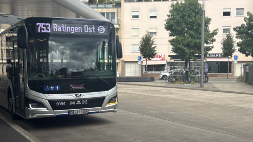 Ein Bus der Linie 753 steht an der Haltestelle Ratingen Mitte
