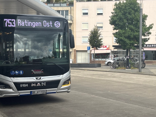 Ein Bus der Linie 753 steht an der Haltestelle Ratingen Mitte
