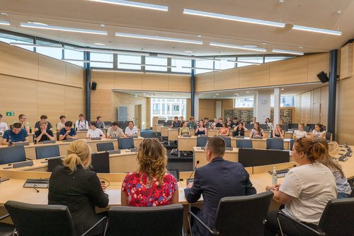 Schüler sitzen im Ratssaal